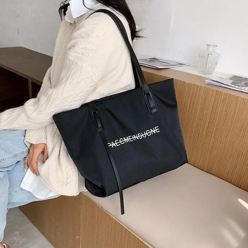 Elegant French Tote With Hand-Carry Versatility, Exquisite Craftsmanship For Women's Summer Light Luxury Commuter Needs
Elegant French Tote With Hand-Carry Versatility, Exquisite Craftsmanship For Women's Summer Light Luxury Commuter Needs
