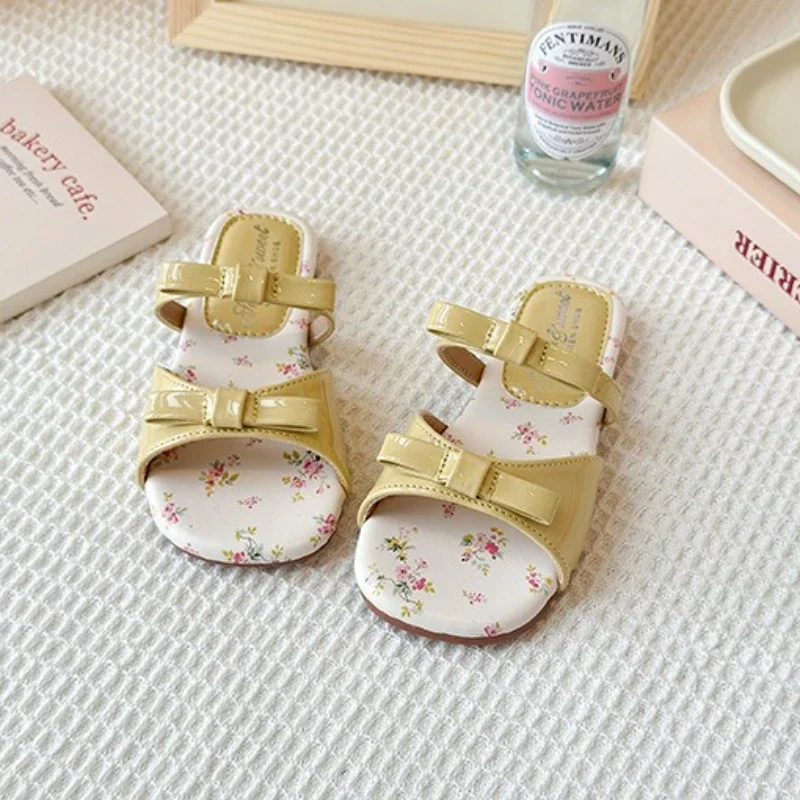 2025 Summer Children Sandals for Girls Fashion Korean Style New Princess Flowers Soft Sole Non-slip Sweet Bowtie Cool Beach Shoe
2025 Summer Children Sandals for Girls Fashion Korean Style New Princess Flowers Soft Sole Non-slip Sweet Bowtie Cool Beach Shoe