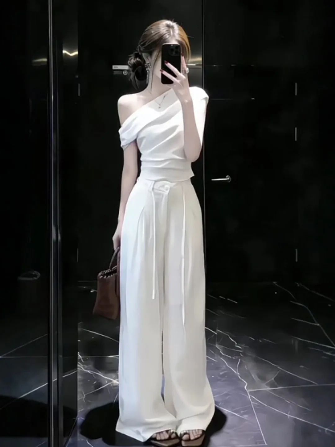 Unique Korean Style off Shoulder Casual Pants Two Piece Set Elegant Summer Fashion Comfortable Cotton Blend Short Sleeve T-Shirt
Unique Korean Style off Shoulder Casual Pants Two Piece Set Elegant Summer Fashion Comfortable Cotton Blend Short Sleeve T-Shirt