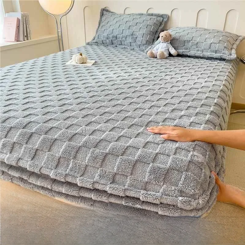 Thickened Milk Velvet Bed Canopy Single Piece Anti-Slip Autumn Winter Mattress Protector Cover Three Piece Set Queen Size
Thickened Milk Velvet Bed Canopy Single Piece Anti-Slip Autumn Winter Mattress Protector Cover Three Piece Set Queen Size