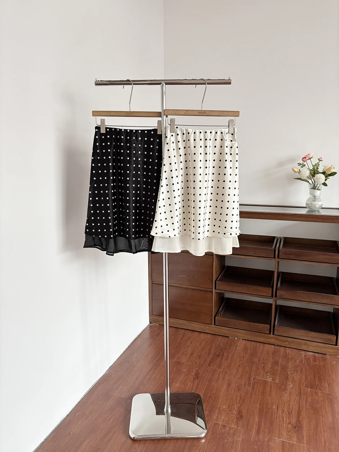 2026 Summer New Korean Style High Waist Polka Dot Midi Skirt Women's Slimming Hip Covering A-Line Skirt Fashion Anti-Aging
2026 Summer New Korean Style High Waist Polka Dot Midi Skirt Women's Slimming Hip Covering A-Line Skirt Fashion Anti-Aging