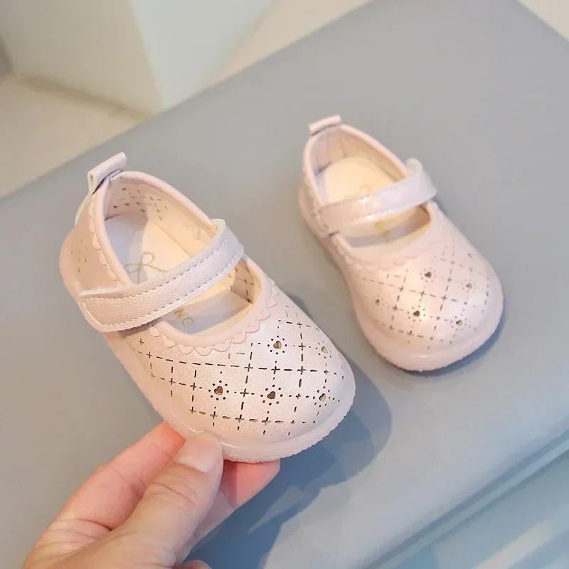 Girls Flats Sweet Trendy Kids Walking Shoes Round Toes Hollowed-out Love Heart 2025 Spring Autumn Baby Princess Shoes Non-slip
Girls Flats Sweet Trendy Kids Walking Shoes Round Toes Hollowed-out Love Heart 2025 Spring Autumn Baby Princess Shoes Non-slip