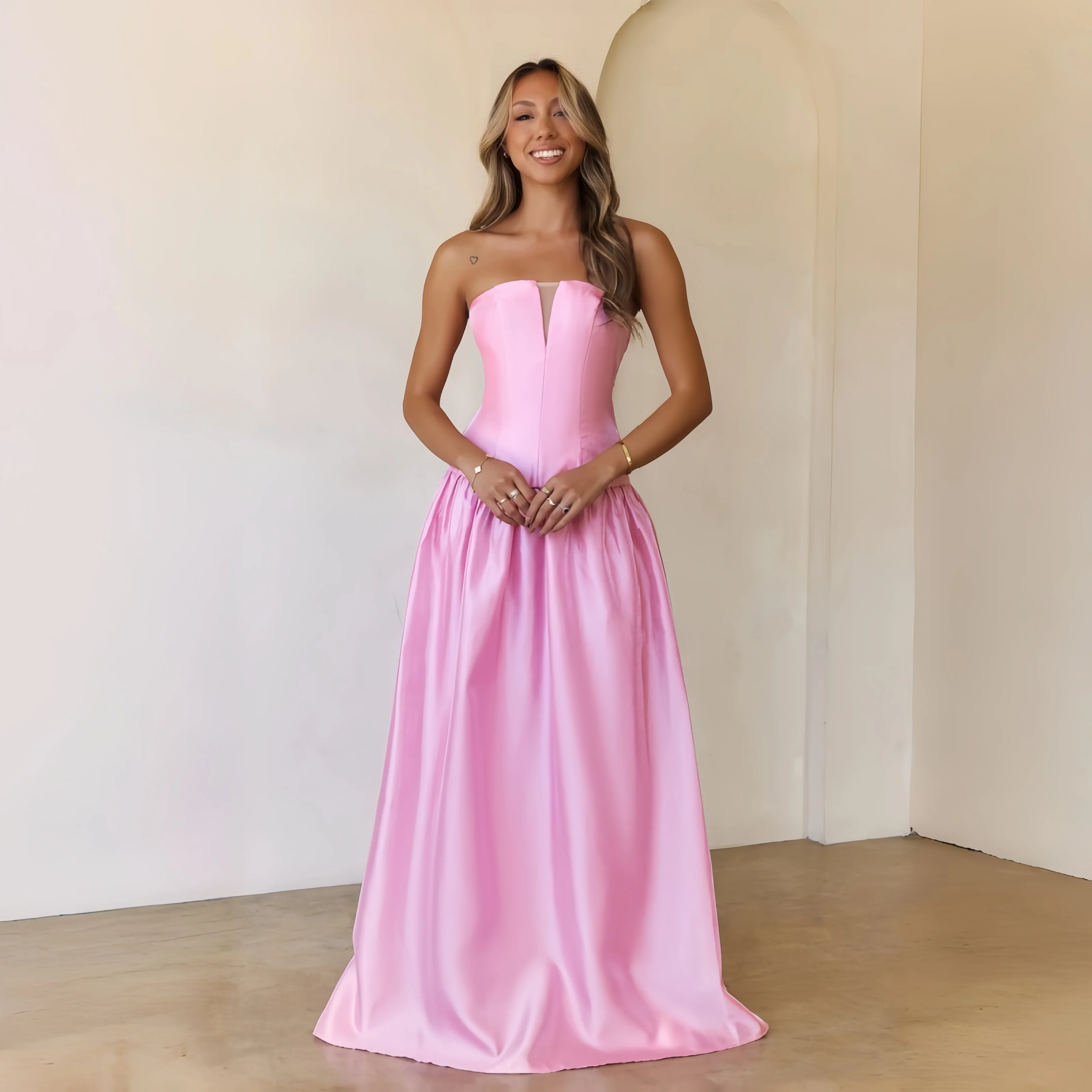 Soft Peach Pink Glossy Satin Strapless A-Line Maxi Bridesmaid Dress For Women Outdoor Wedding Banquet Luxury Formal Toast Outfit
Soft Peach Pink Glossy Satin Strapless A-Line Maxi Bridesmaid Dress For Women Outdoor Wedding Banquet Luxury Formal Toast Outfit