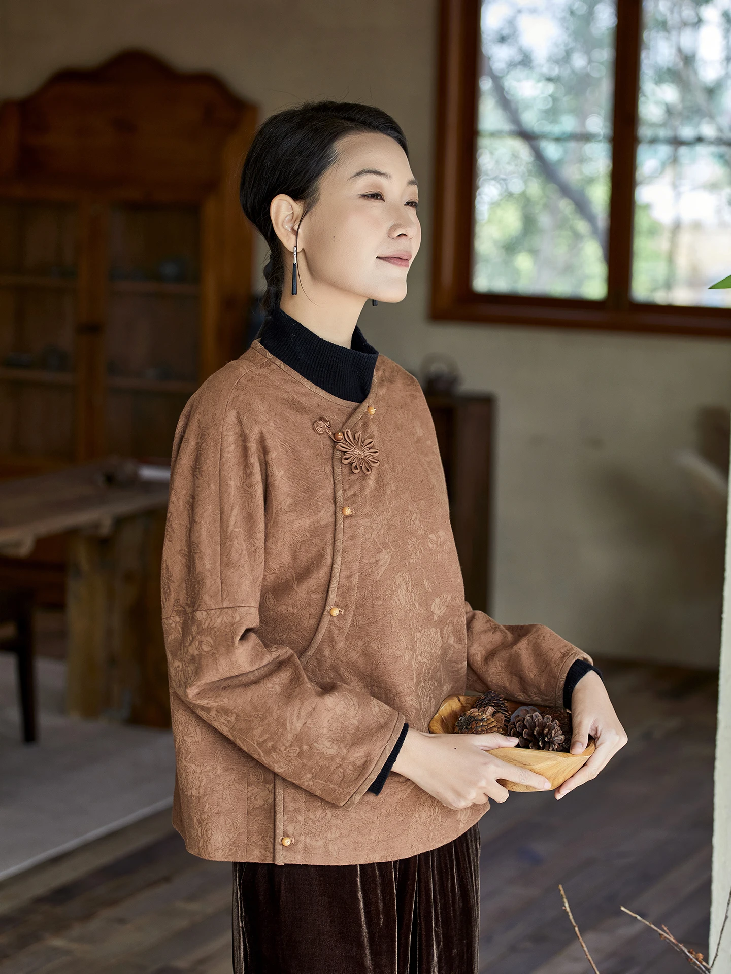 New Chinese Sle Cotton Linen Embroidered round Ne Women's Jaet Spring New Design Stand Fit Long Sve Button Closure
New Chinese Sle Cotton Linen Embroidered round Ne Women's Jaet Spring New Design Stand Fit Long Sve Button Closure