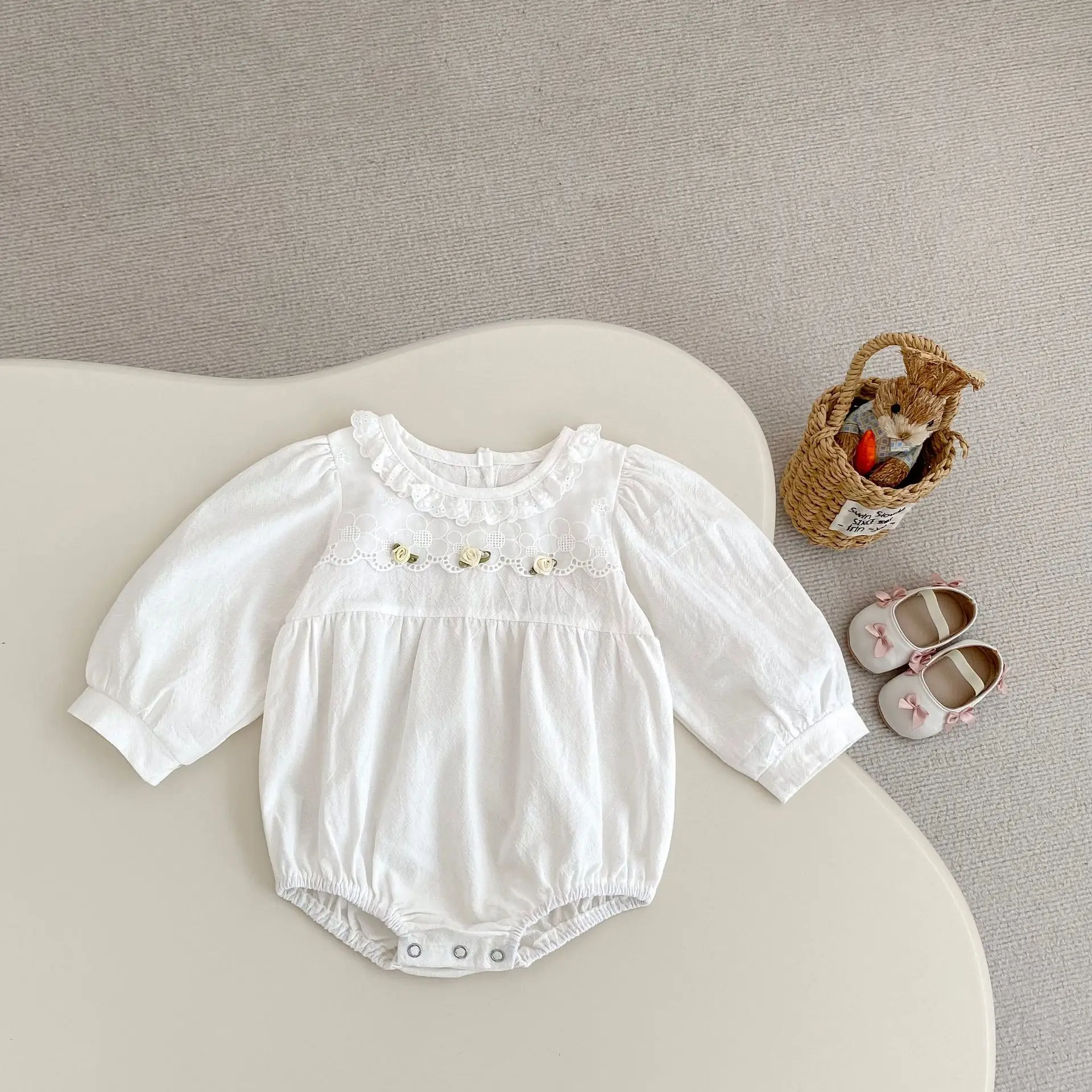 Новая осенняя одежда для малышей от 0 до 3 лет, свободный комбинезон с кружевным воротником и рукавами-фонариками для маленьких девочек
Новая осенняя одежда для малышей от 0 до 3 лет, свободный комбинезон с кружевным воротником и рукавами-фонариками для маленьких девочек