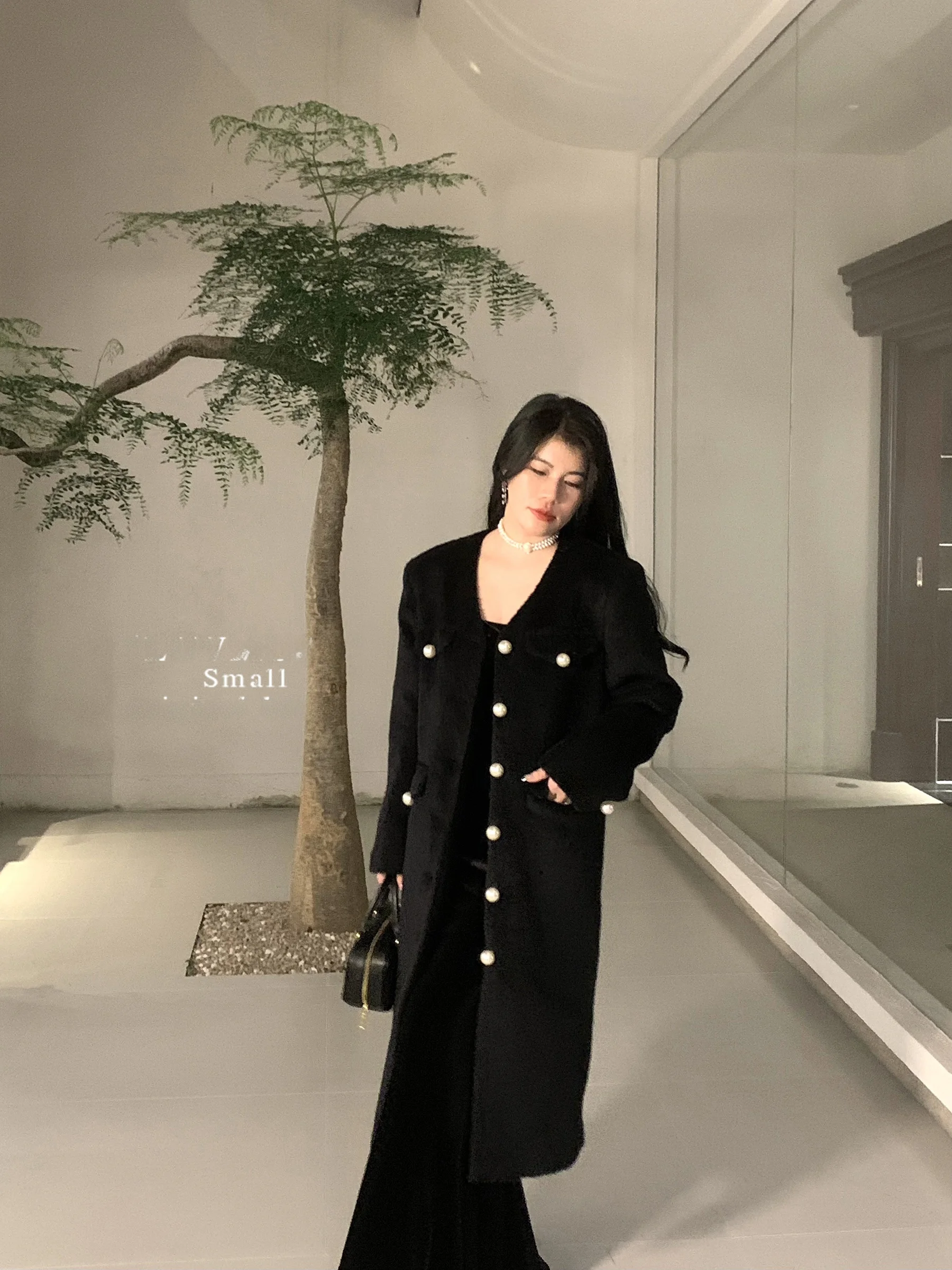 LuvMuse Chen Yiren Winter Fashionable Pearl Fur Collar V-Neck Women's Coat Thickened Mid-Length Commute Style Premium Quality
LuvMuse Chen Yiren Winter Fashionable Pearl Fur Collar V-Neck Women's Coat Thickened Mid-Length Commute Style Premium Quality