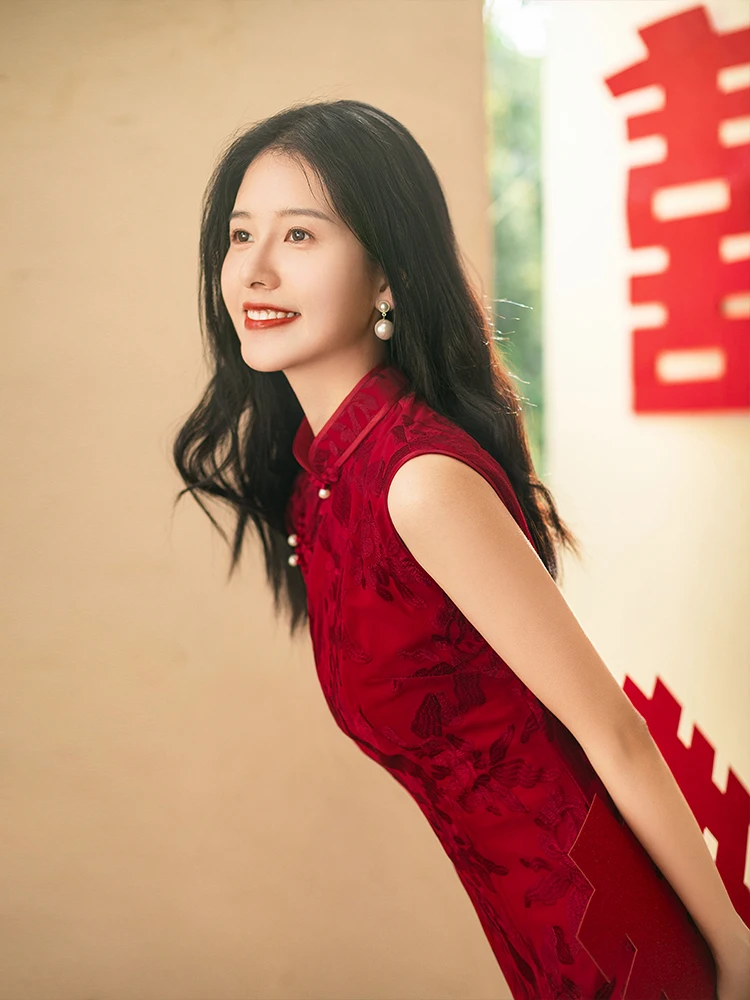 Новое китайское красное свадебное платье Ципао для женщин, обручальное платье, дышащая полиэфирная ткань
Новое китайское красное свадебное платье Ципао для женщин, обручальное платье, дышащая полиэфирная ткань