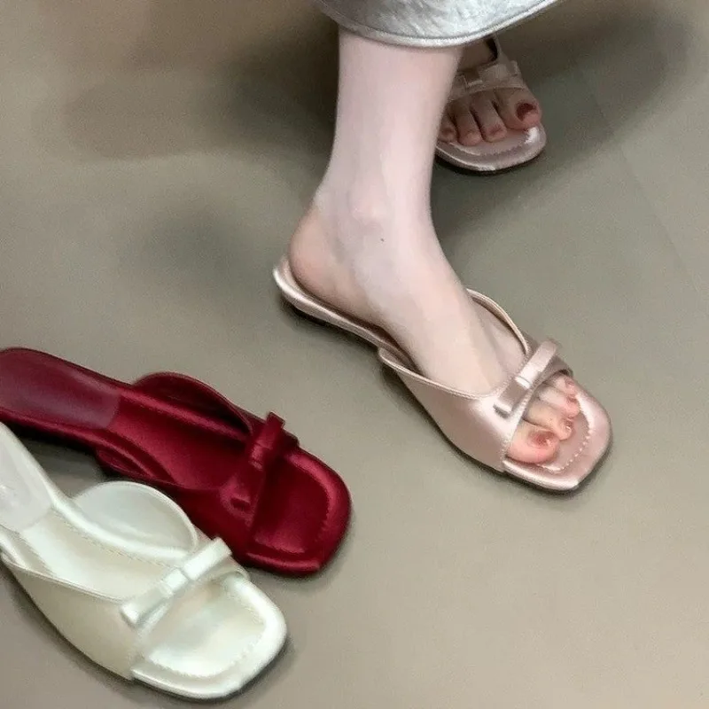 Bow Flip-Flops Square Toe Open Toe Silk Soft Sole Anti-Slip Wear-Resistant Low-Heel Slippers
Bow Flip-Flops Square Toe Open Toe Silk Soft Sole Anti-Slip Wear-Resistant Low-Heel Slippers