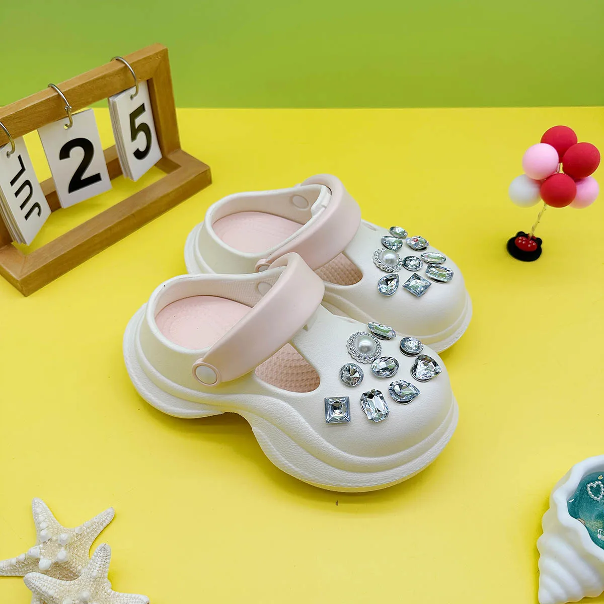 New Cartoon Pearl and Rhinestone Clogs for Boys and Girls, Family Outer Wear, Fashionable Slippers, Non-Slip Heightening Toe-Toe Shoes 850
New Cartoon Pearl and Rhinestone Clogs for Boys and Girls, Family Outer Wear, Fashionable Slippers, Non-Slip Heightening Toe-Toe Shoes 850