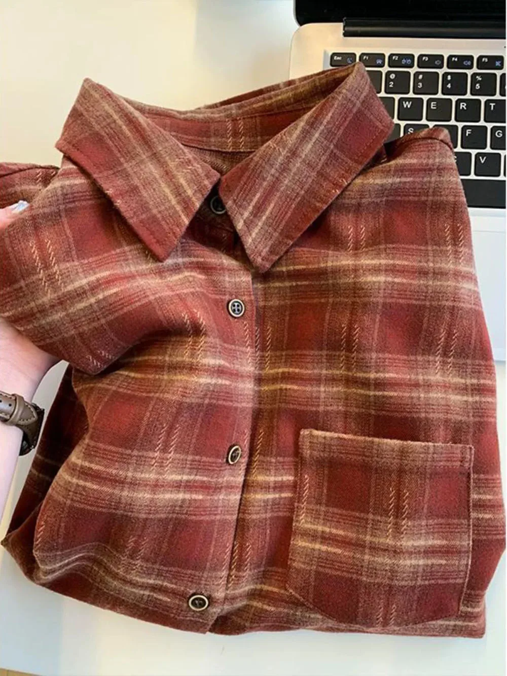 Красная женская рубашка в клетку с отложным воротником, свободного кроя, с длинным рукавом, на одной пуговице, весна-лето, женская одежда
Красная женская рубашка в клетку с отложным воротником, свободного кроя, с длинным рукавом, на одной пуговице, весна-лето, женская одежда