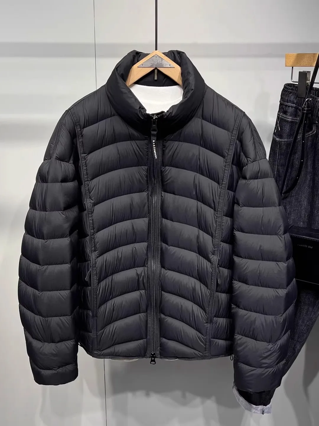 Мужская зимняя легкая стеганая куртка с воротником-стойкой, 90% пуха, повседневная, модная, теплая, молодежная верхняя одежда
Мужская зимняя легкая стеганая куртка с воротником-стойкой, 90% пуха, повседневная, модная, теплая, молодежная верхняя одежда