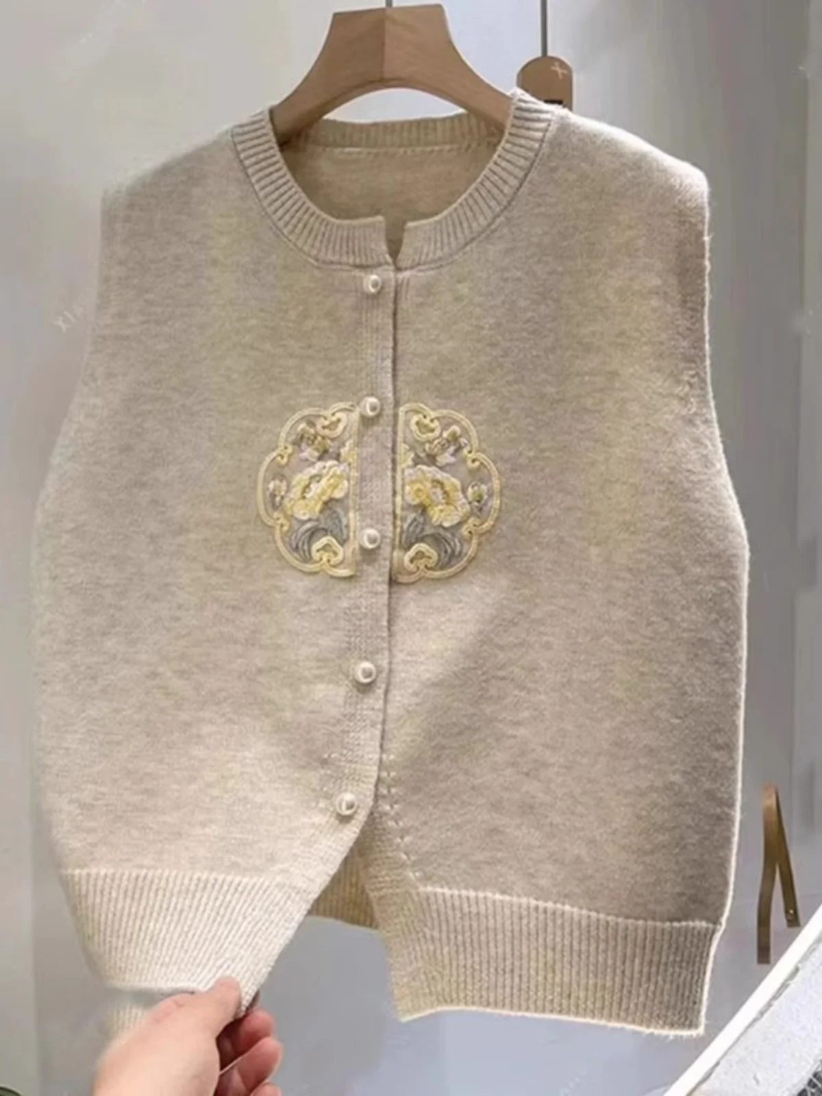 Вязаный свитер в национальном стиле, жилет, женская модная верхняя одежда, весенне-осенний топ, полиэфирная ткань
Вязаный свитер в национальном стиле, жилет, женская модная верхняя одежда, весенне-осенний топ, полиэфирная ткань