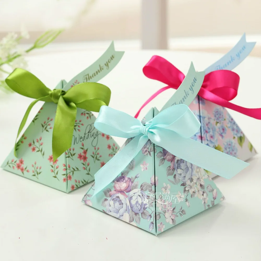 50pcs Triangular beautiful flower print wedding favors candy box sugar chocolate gift box with ribbon thank you tags
50pcs Triangular beautiful flower print wedding favors candy box sugar chocolate gift box with ribbon thank you tags