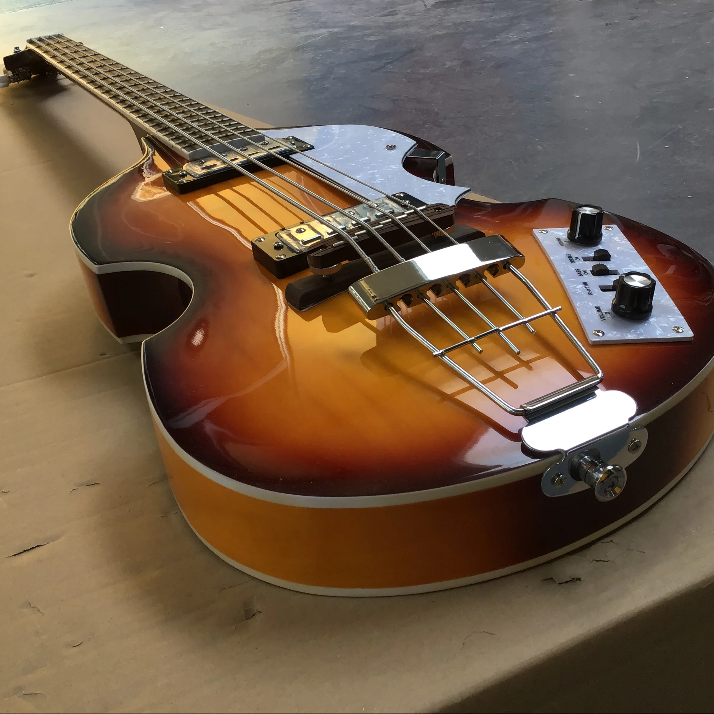 4-String Vintage Violin Bass Guitar, Sunburst Hollow Body, Classic Style for Beginner & Pro Players
4-String Vintage Violin Bass Guitar, Sunburst Hollow Body, Classic Style for Beginner & Pro Players