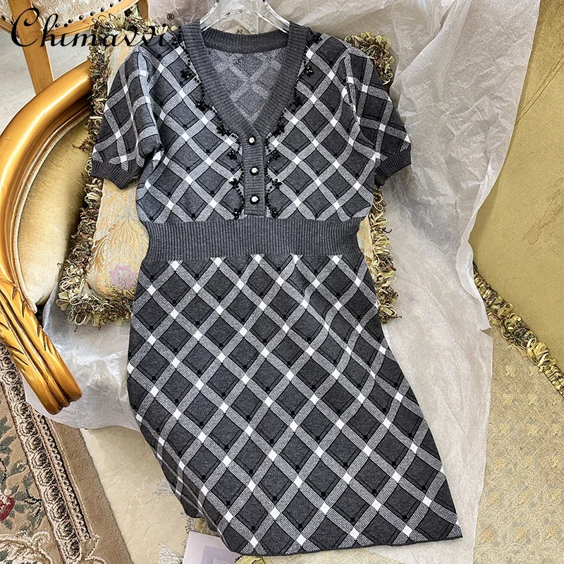 2024 Autumn New Fashion OL Slim Knitted Dress French Elegant Plaid Heavy Industry Bead Short Sleeve V Neck Short Women's Dress
2024 Autumn New Fashion OL Slim Knitted Dress French Elegant Plaid Heavy Industry Bead Short Sleeve V Neck Short Women's Dress