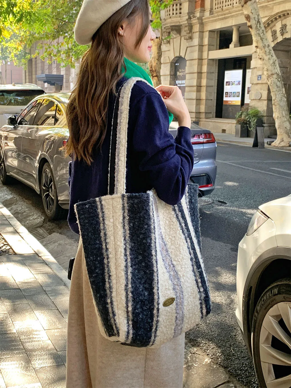 Black & White Striped Wool Tote Bag for Women Large Capacity Reversible Shoulder Bag, Stylish & Spacious, Perfect for Shopping
Black & White Striped Wool Tote Bag for Women Large Capacity Reversible Shoulder Bag, Stylish & Spacious, Perfect for Shopping
