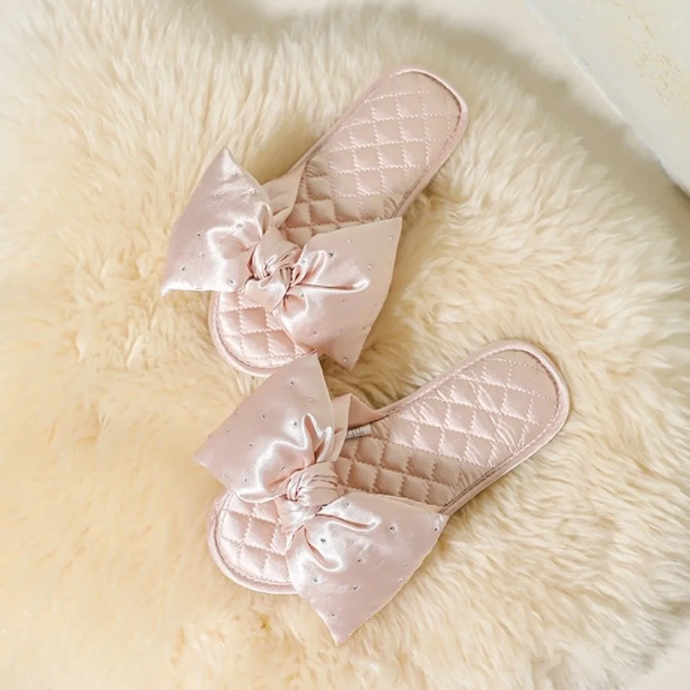 Повседневные атласные тапочки с большим бантом, нескользящие, с открытым носком, свадебные, в клетку, с мягкой подошвой, со стразами, для дома
Повседневные атласные тапочки с большим бантом, нескользящие, с открытым носком, свадебные, в клетку, с мягкой подошвой, со стразами, для дома