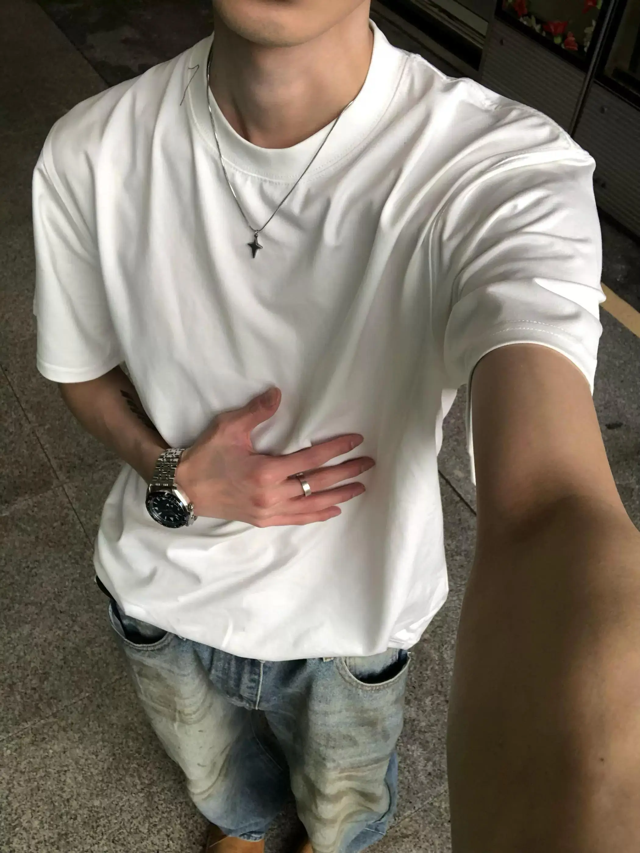 Мужская футболка из плотного хлопка (300 г/м²), белая, с коротким рукавом, Cleanfit, базовый слой, американский стиль, летняя молодежная мода
Мужская футболка из плотного хлопка (300 г/м²), белая, с коротким рукавом, Cleanfit, базовый слой, американский стиль, летняя молодежная мода