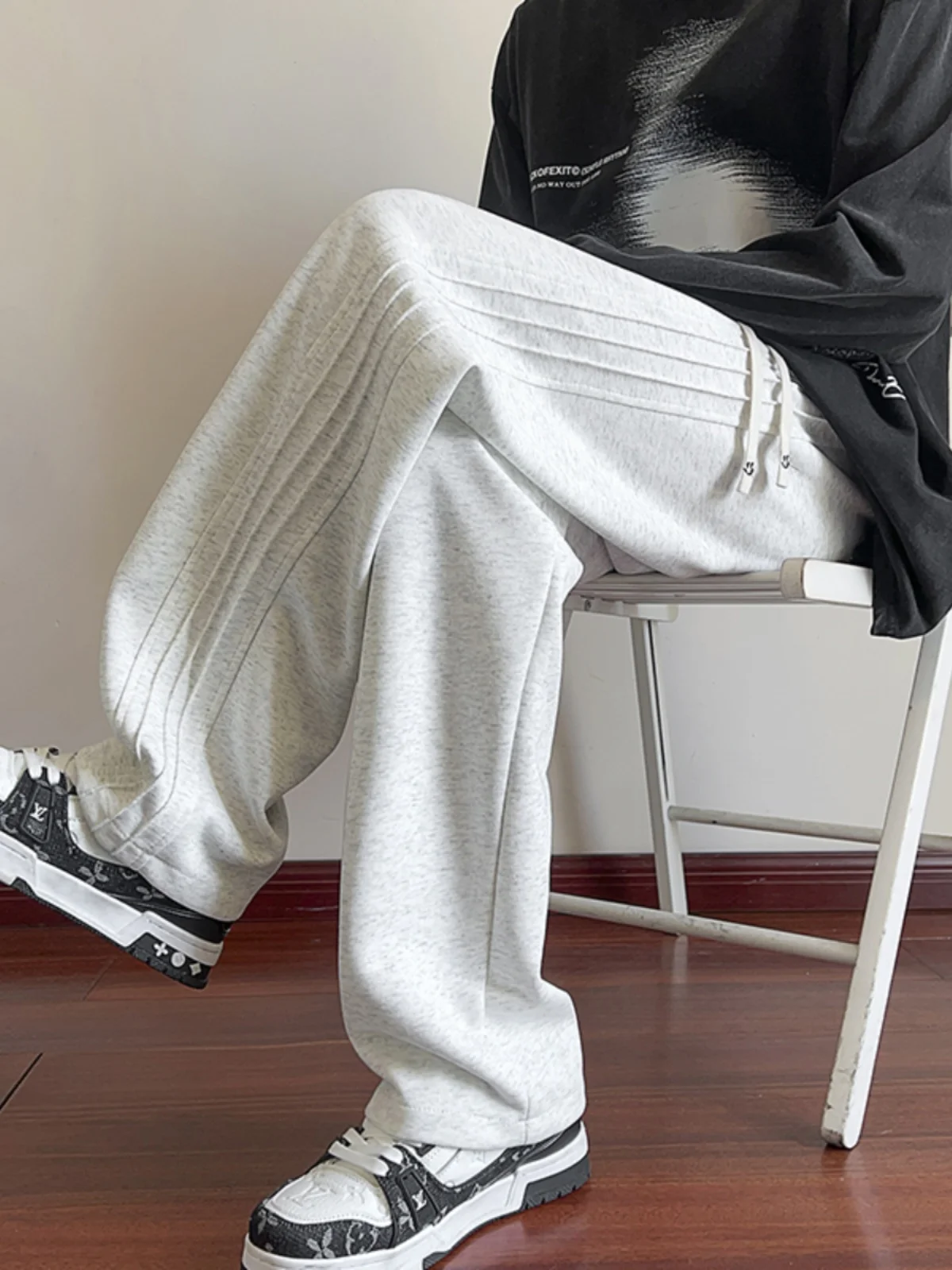 Мужские широкие брюки-палаццо на весну-осень, струящиеся, плиссированные, прямые, повседневные, длинные, модные, в американском стиле, для отдыха
Мужские широкие брюки-палаццо на весну-осень, струящиеся, плиссированные, прямые, повседневные, длинные, модные, в американском стиле, для отдыха