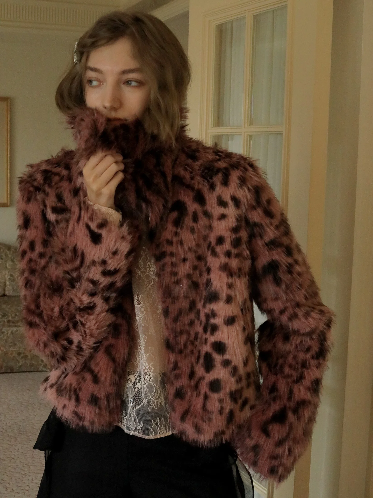 Новое женское зимнее пальто Raynag с розовым леопардовым принтом, свободного кроя, с длинными рукавами и круглым вырезом, для повседневной носки
Новое женское зимнее пальто Raynag с розовым леопардовым принтом, свободного кроя, с длинными рукавами и круглым вырезом, для повседневной носки