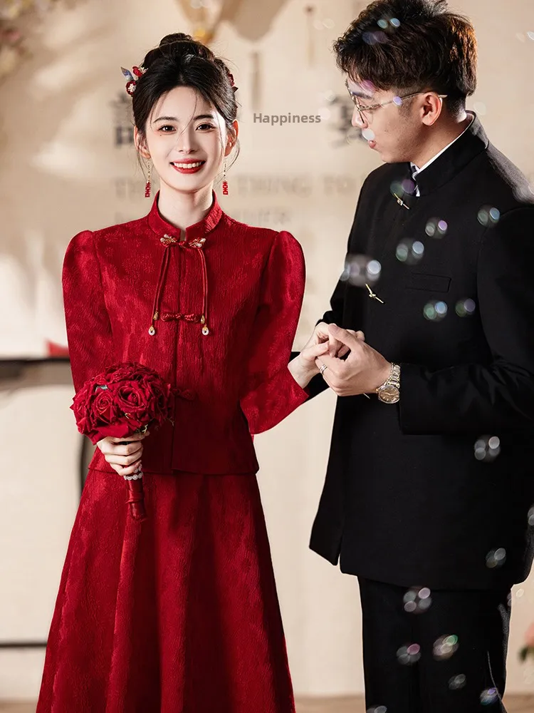 Красный свадебный костюм для невесты: красивый, новый, в китайском стиле, для церемонии, возвращения домой, повседневной носки, из полиэфирного волокна
Красный свадебный костюм для невесты: красивый, новый, в китайском стиле, для церемонии, возвращения домой, повседневной носки, из полиэфирного волокна