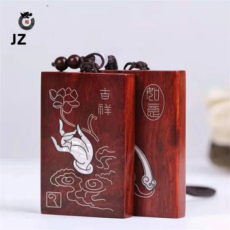 Серебряный амулет-талисман из пурпурного сандалового дерева с резьбой, приносящий удачу и счастье, для пояса и автомобиля.
Серебряный амулет-талисман из пурпурного сандалового дерева с резьбой, приносящий удачу и счастье, для пояса и автомобиля.