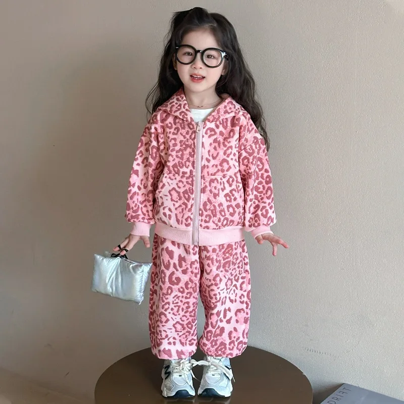 Комплект куртки с леопардовым принтом для девочек, весенне-осеннее пальто с капюшоном на молнии и длинными рукавами + брюки, повседневный костюм из 2 предметов, одежда для девочек, наряды
Комплект куртки с леопардовым принтом для девочек, весенне-осеннее пальто с капюшоном на молнии и длинными рукавами + брюки, повседневный костюм из 2 предметов, одежда для девочек, наряды