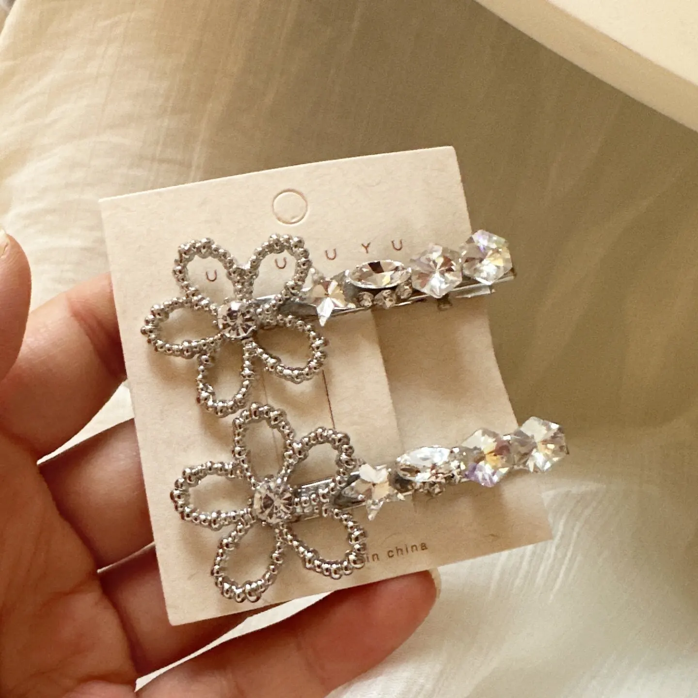 Premium Metal Flower Rhinestone Duckbill Side Clip for Bangs and Flyaway Hair Elegant Lightweight Daily Wear Accessory
Premium Metal Flower Rhinestone Duckbill Side Clip for Bangs and Flyaway Hair Elegant Lightweight Daily Wear Accessory