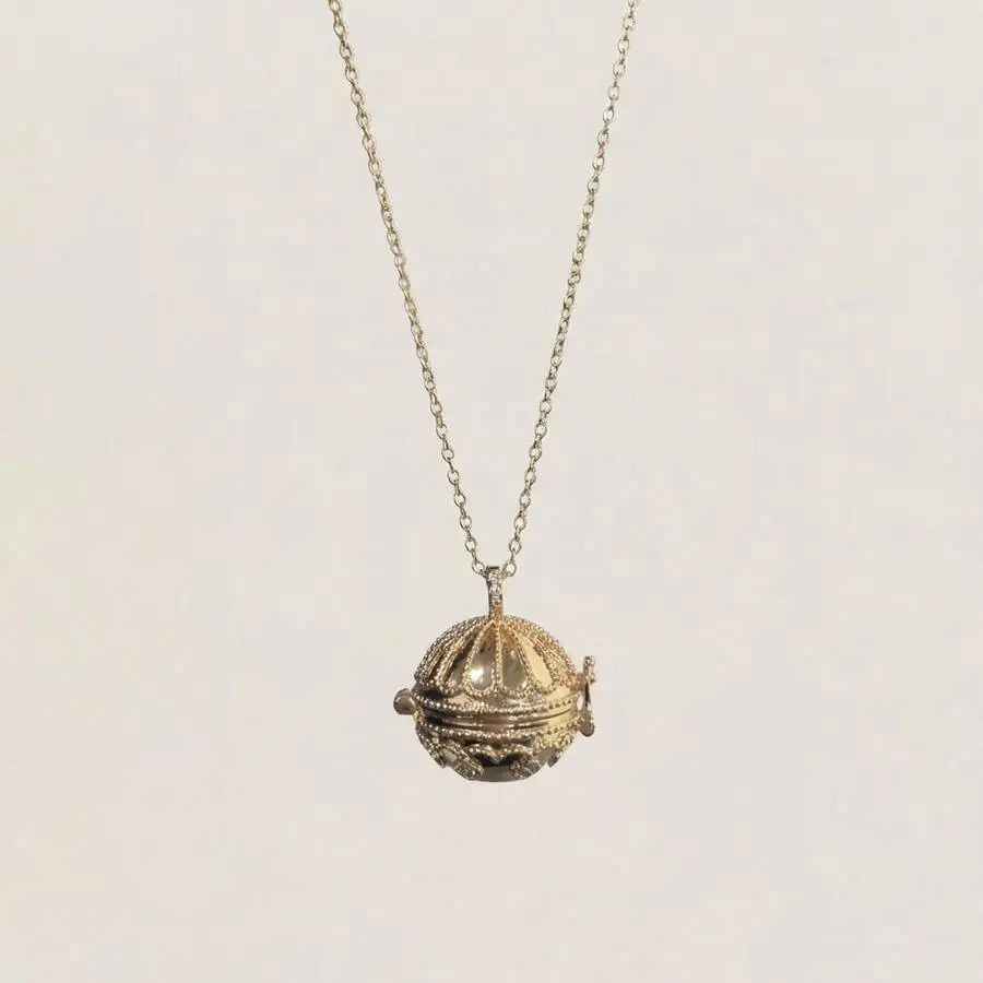 Retro Style Zirconia Round Openable Locket Pendant Necklace For Women
Retro Style Zirconia Round Openable Locket Pendant Necklace For Women