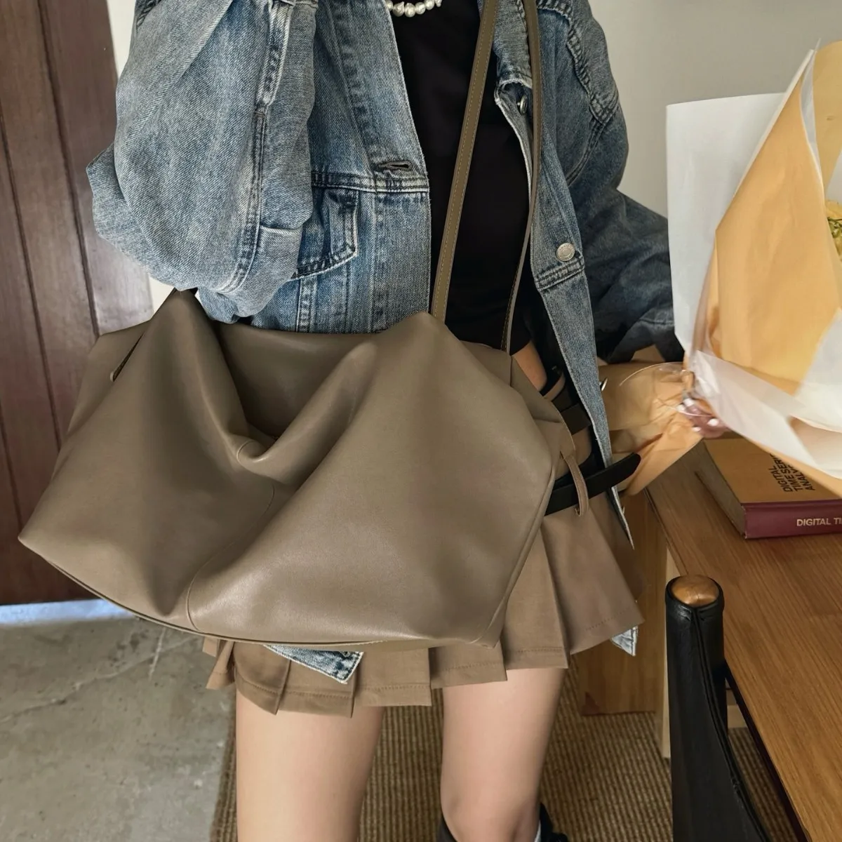 Hobos Bag Woman Genuine Leather Handbag 2025 New Luxury Natural Cowhide Purses Large-capacity Niche Messenger Bags
Hobos Bag Woman Genuine Leather Handbag 2025 New Luxury Natural Cowhide Purses Large-capacity Niche Messenger Bags