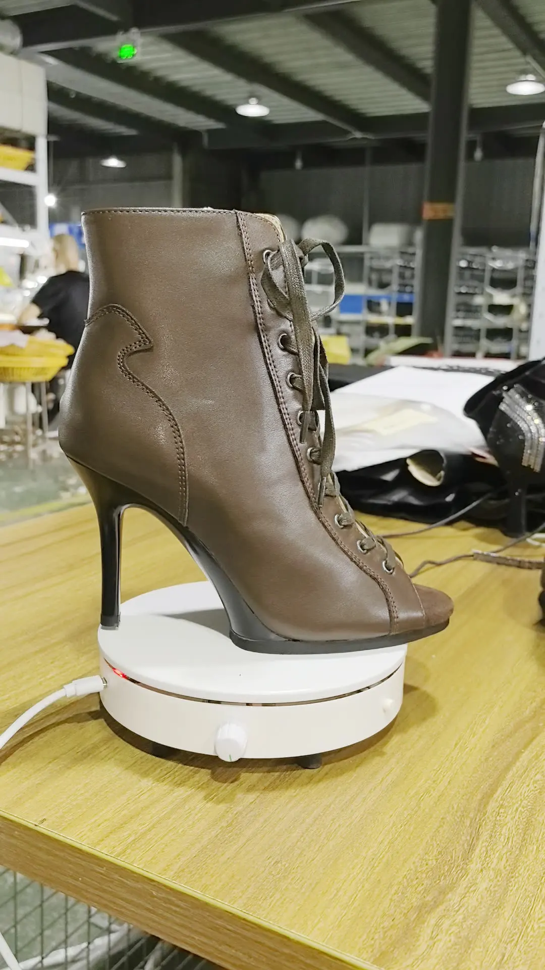 Танцевальные туфли-лодочки из искусственной кожи 9,5 см, желтые, красные, красочные, на резиновой подошве, на платформе, танцевальные туфли на каблуке, новый стиль, танцевальная обувь для вечеринки
Танцевальные туфли-лодочки из искусственной кожи 9,5 см, желтые, красные, красочные, на резиновой подошве, на платформе, танцевальные туфли на каблуке, новый стиль, танцевальная обувь для вечеринки