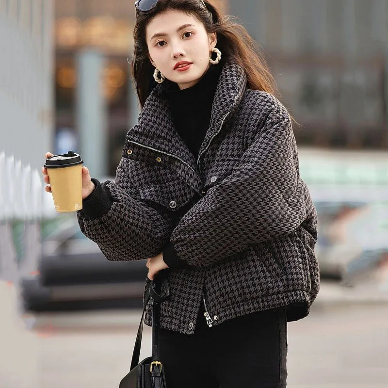 Модные клетчатые парки, женская куртка в Корейском стиле, новинка 2025, осень-зима, свободный воротник-стойка, утепленное теплое хлопковое стеганое пальто, женские топы
Модные клетчатые парки, женская куртка в Корейском стиле, новинка 2025, осень-зима, свободный воротник-стойка, утепленное теплое хлопковое стеганое пальто, женские топы