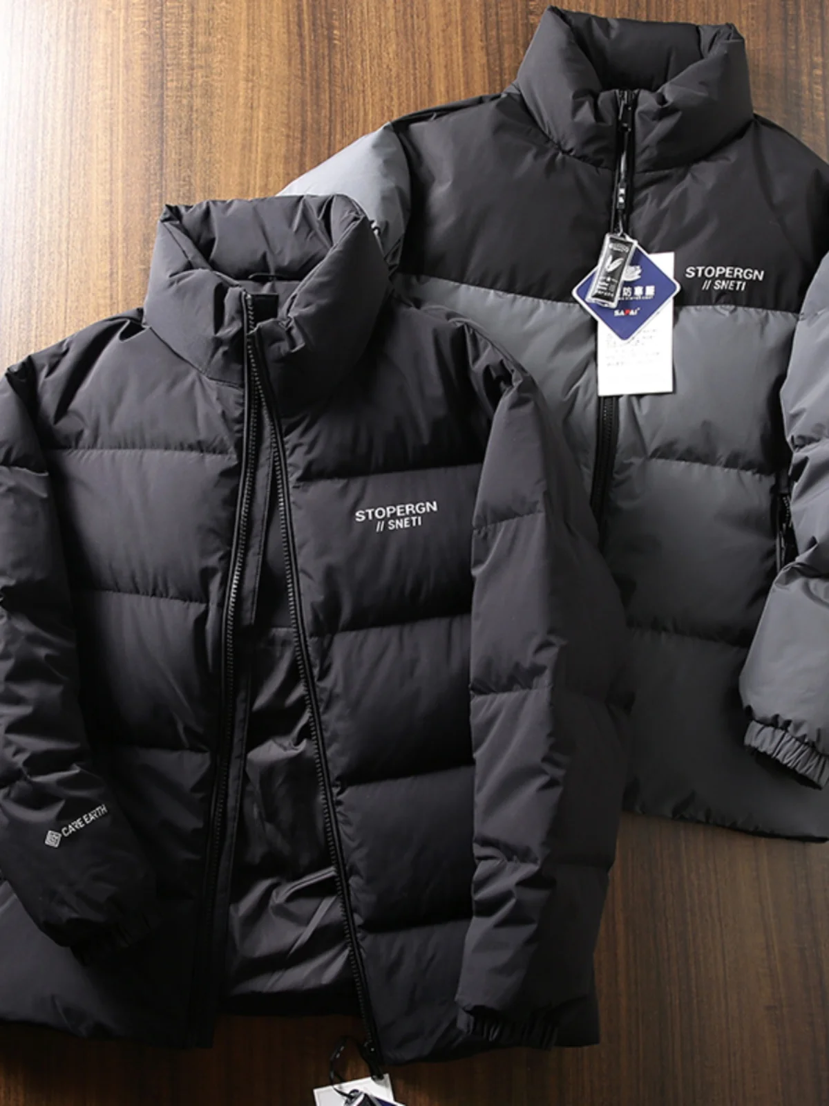 Мужской зимний пуховик с утеплением, в стиле пэчворк, с воротником-стойкой, повседневный, модный, универсальный, из пухового пера.
Мужской зимний пуховик с утеплением, в стиле пэчворк, с воротником-стойкой, повседневный, модный, универсальный, из пухового пера.