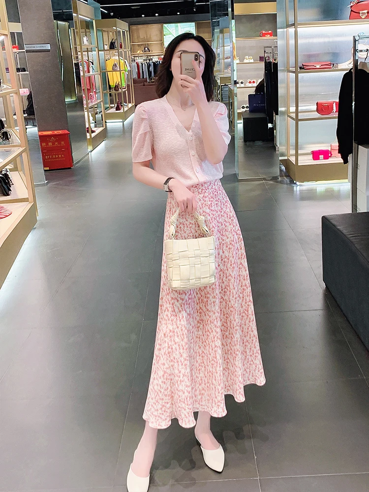 Fashionable Women's Summer Outfit 2026 V-Neck Floral Print Dress Chiffon Two-Piece Set Waist-Cinching Slimming Effect
Fashionable Women's Summer Outfit 2026 V-Neck Floral Print Dress Chiffon Two-Piece Set Waist-Cinching Slimming Effect