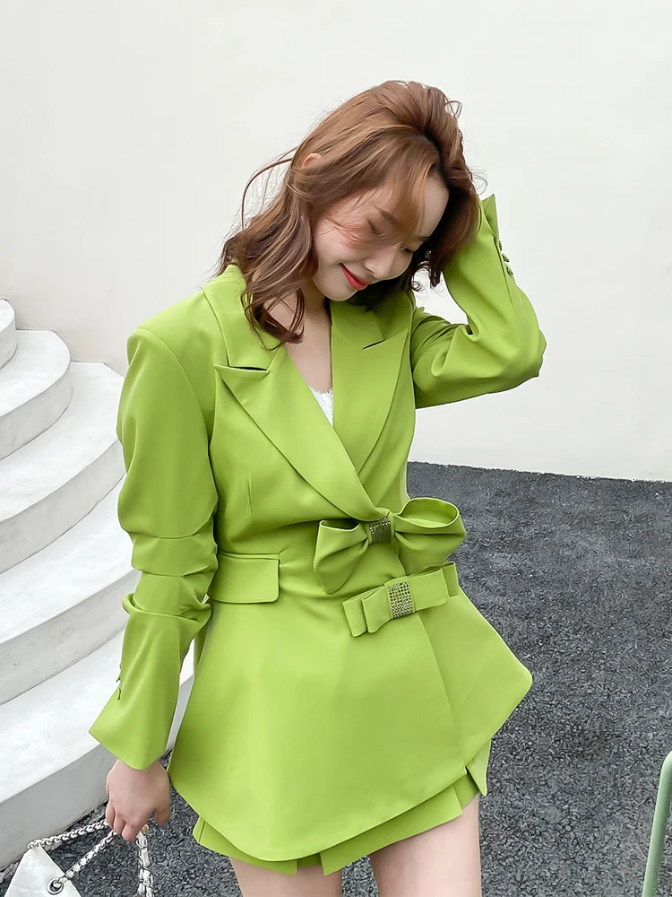 Новый женский деловой костюм с галстуком-бабочкой: пиджак и короткая юбка, весна-осень, приталенный крой, из полиэстера
Новый женский деловой костюм с галстуком-бабочкой: пиджак и короткая юбка, весна-осень, приталенный крой, из полиэстера
