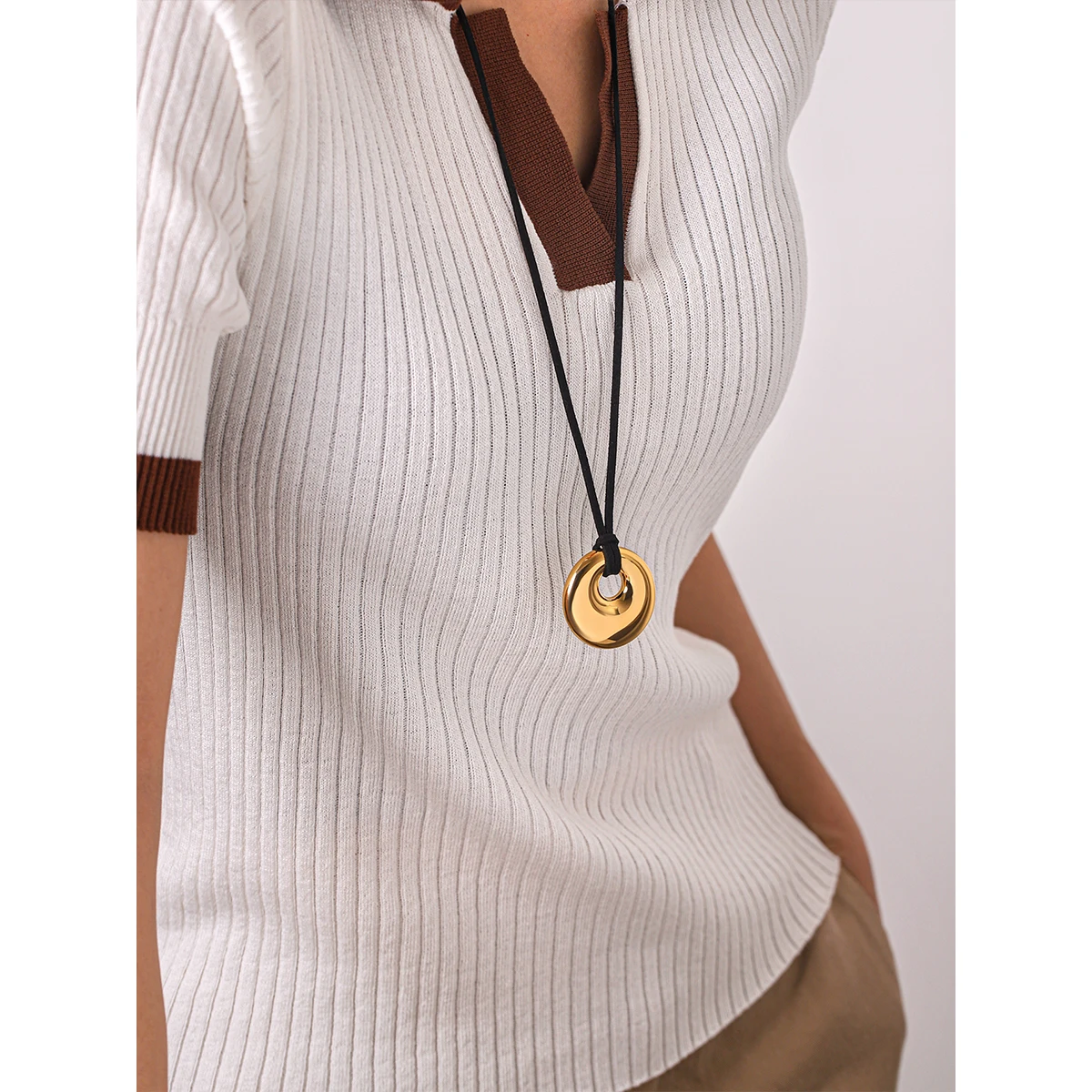 Minimalist Fashion Unisex Geometric Pendant Necklace 18K Gold Plated 316L Stainless Steel Black Wax Rope Waterproof Jewelry Gift
Minimalist Fashion Unisex Geometric Pendant Necklace 18K Gold Plated 316L Stainless Steel Black Wax Rope Waterproof Jewelry Gift