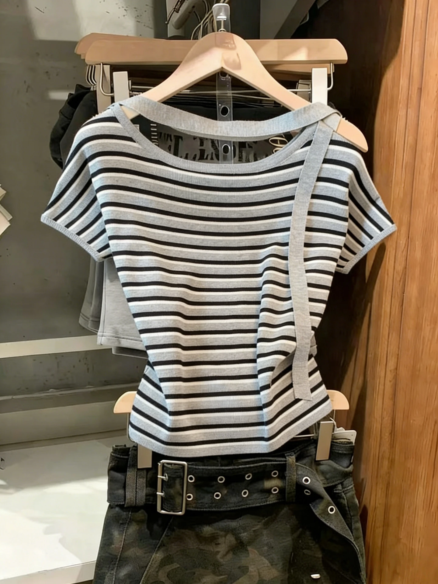 High-End Women's Korean Style Striped Asymmetrical Shoulder Short Sleeve Knitted T-Shirt Summer Slimming Top Soft Polyester
High-End Women's Korean Style Striped Asymmetrical Shoulder Short Sleeve Knitted T-Shirt Summer Slimming Top Soft Polyester