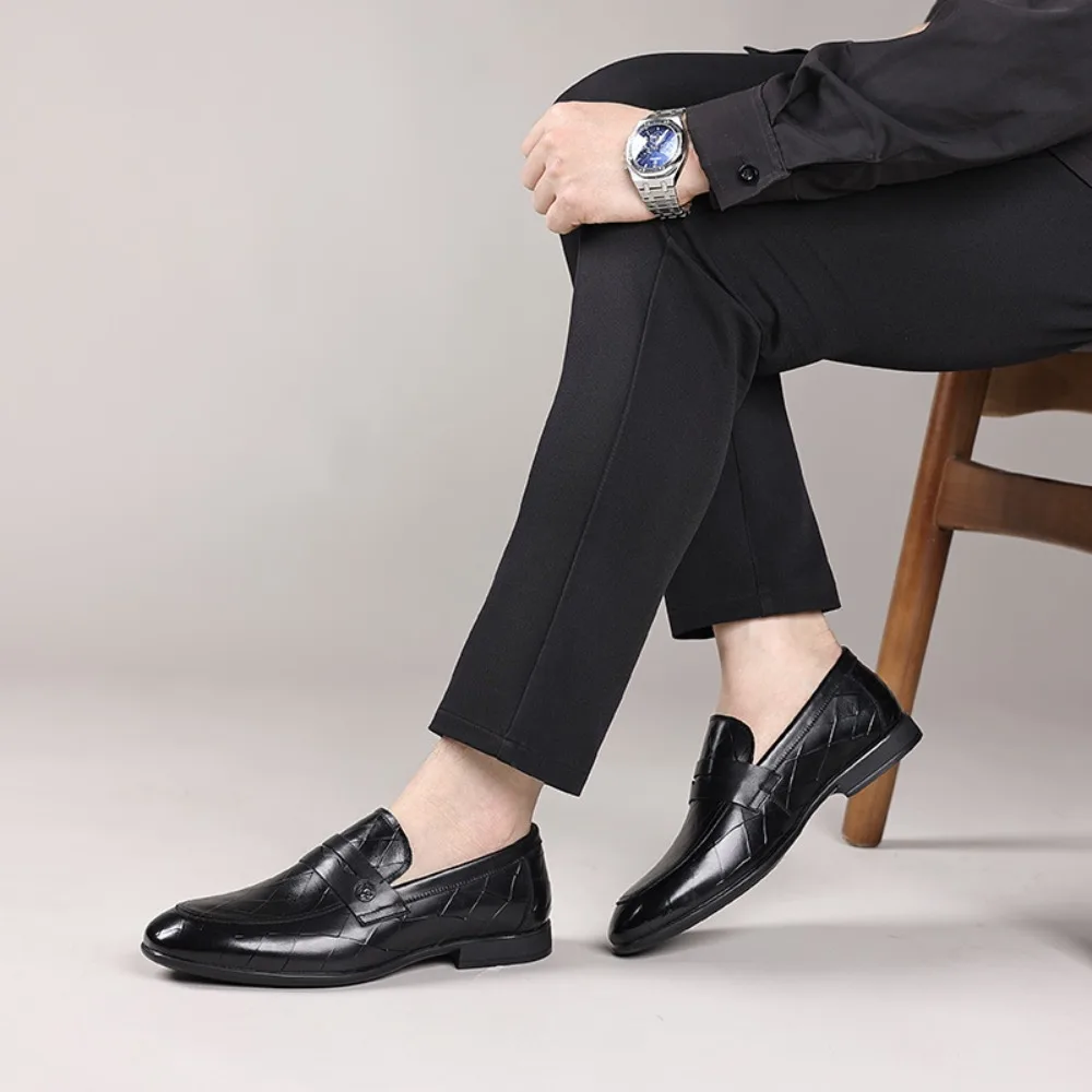Новые осенние повседневные классические универсальные и удобные деловые кожаные туфли из воловьей кожи первого слоя, мужские высококачественные классические туфли премиум-класса
Новые осенние повседневные классические универсальные и удобные деловые кожаные туфли из воловьей кожи первого слоя, мужские высококачественные классические туфли премиум-класса