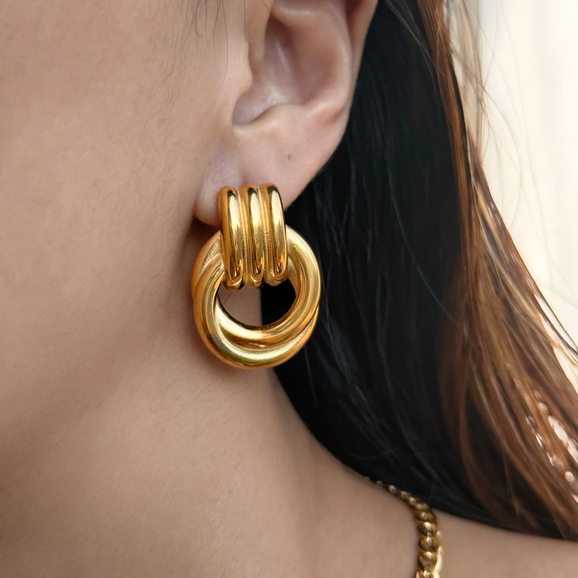 DASEIN 2025 New 18k Gold Plated Circle Thread Chunky Earrings Hypoallergenic Stainless Steel French Office Dainty Jewelry Women
DASEIN 2025 New 18k Gold Plated Circle Thread Chunky Earrings Hypoallergenic Stainless Steel French Office Dainty Jewelry Women