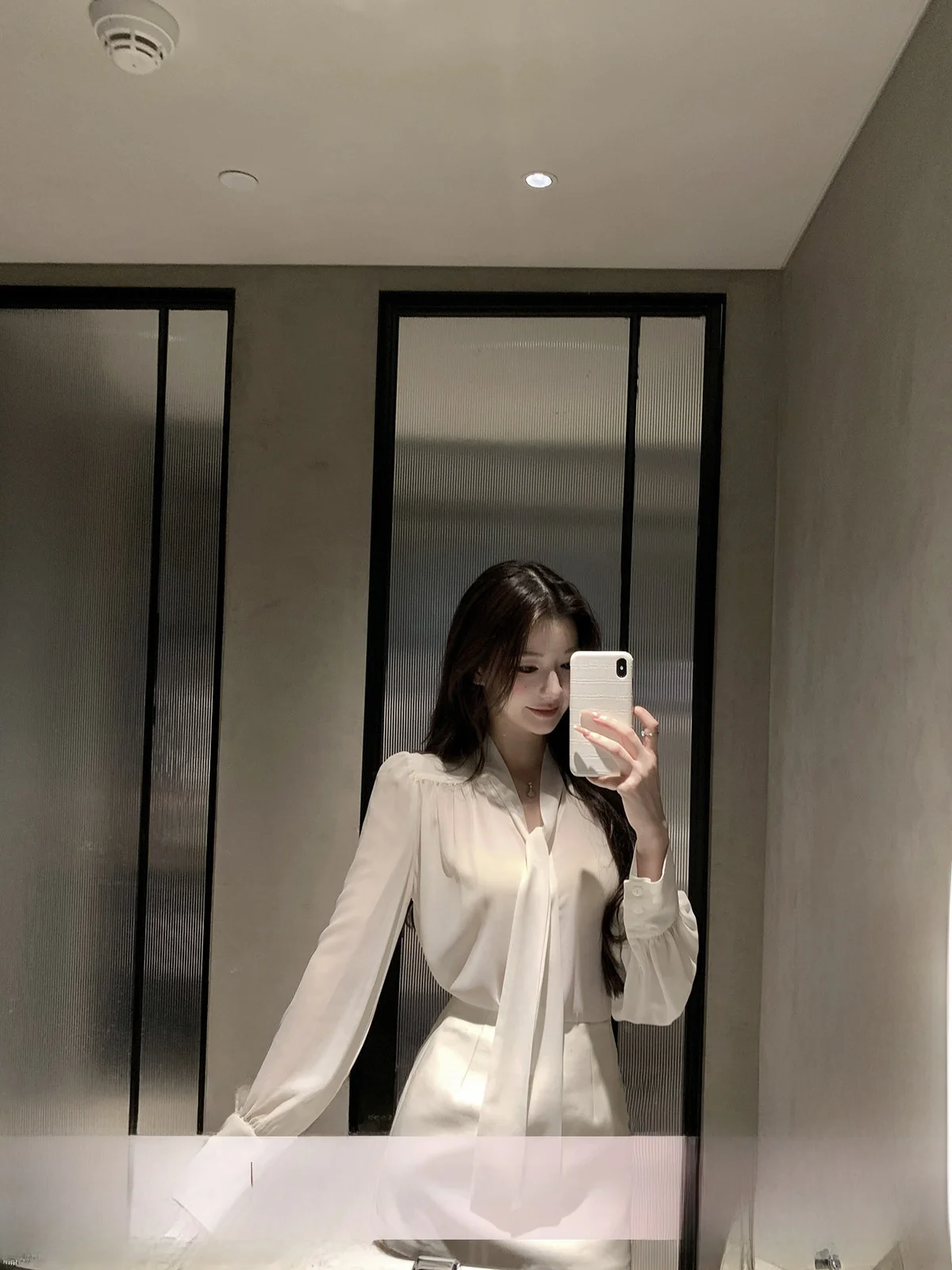 YOLI Modern Commuter Sle Long Sve irt Women's Loose Fit White Button up irt Versatile Casual Top Korean Faion
YOLI Modern Commuter Sle Long Sve irt Women's Loose Fit White Button up irt Versatile Casual Top Korean Faion