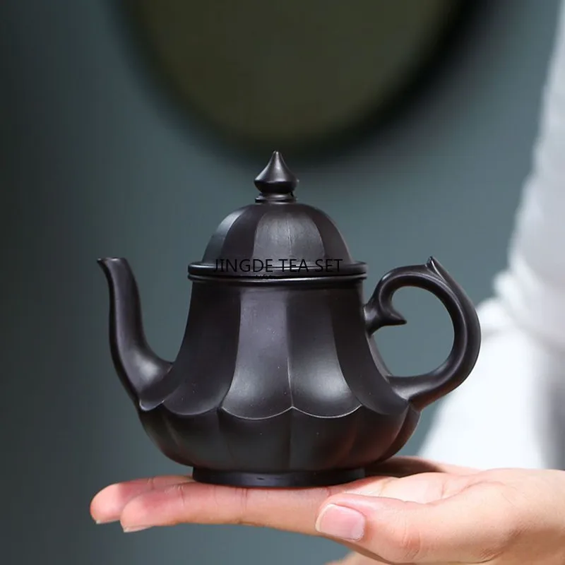 190ml Yixing purple clay teapot original ore black mud handmade Chinese tea ceremony teapot
190ml Yixing purple clay teapot original ore black mud handmade Chinese tea ceremony teapot
