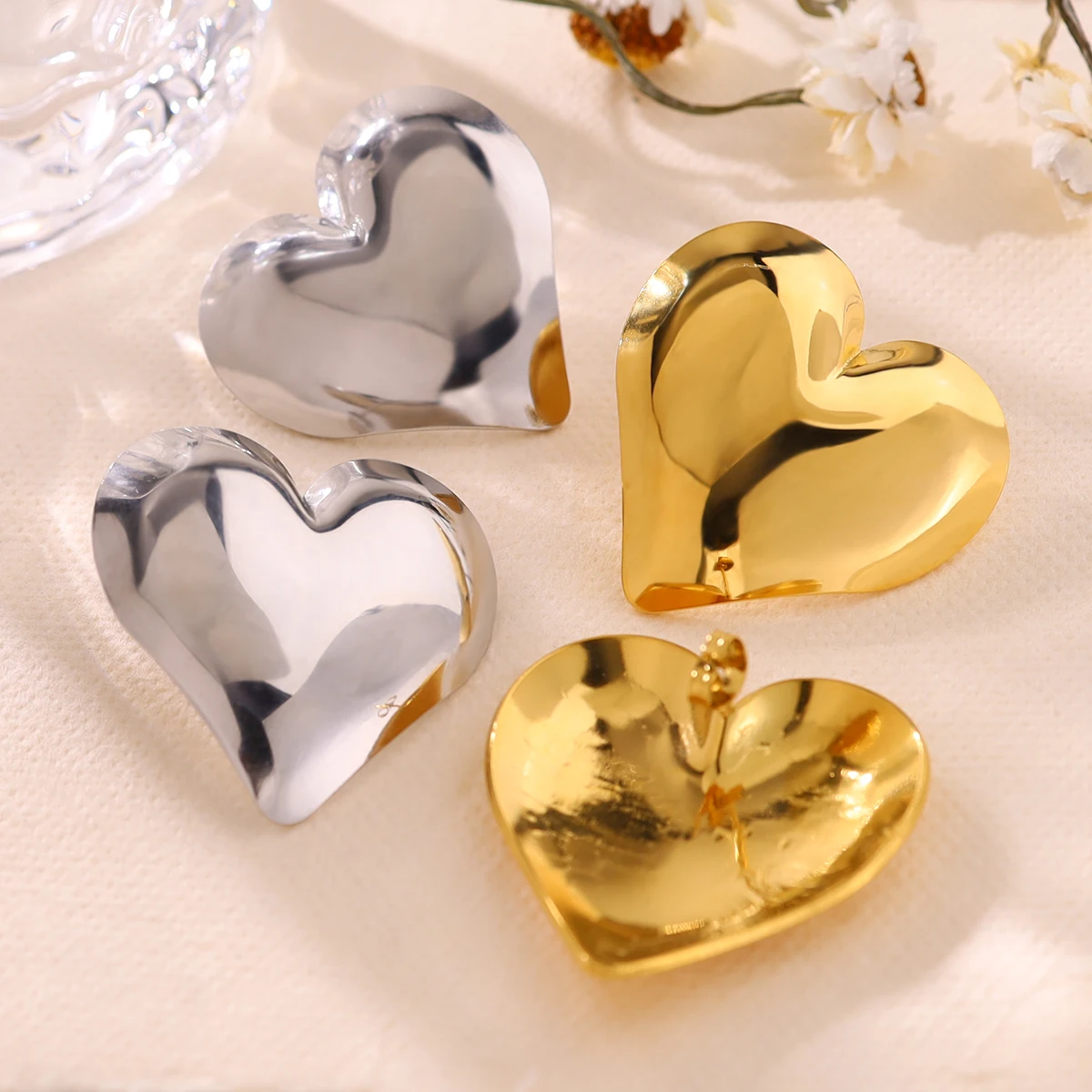 WILD & FREE 18K Gold Plated Heart Earrings for Women Vintage Simple Glossy Piercing Earring Jewelry Waterproof 
WILD & FREE 18K Gold Plated Heart Earrings for Women Vintage Simple Glossy Piercing Earring Jewelry Waterproof