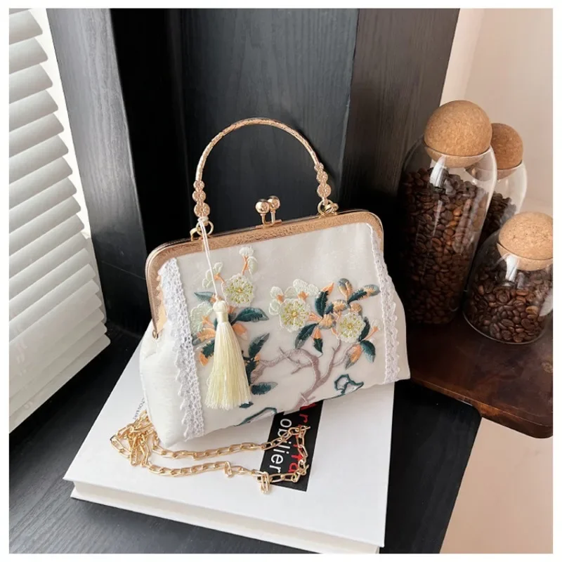 Retro Chinese Tuyere Gold Bag New Chinese Embroidery Mesh Women's Bag Practical Cheongsam Bag Single Shoulder Diagonal Handbag
Retro Chinese Tuyere Gold Bag New Chinese Embroidery Mesh Women's Bag Practical Cheongsam Bag Single Shoulder Diagonal Handbag