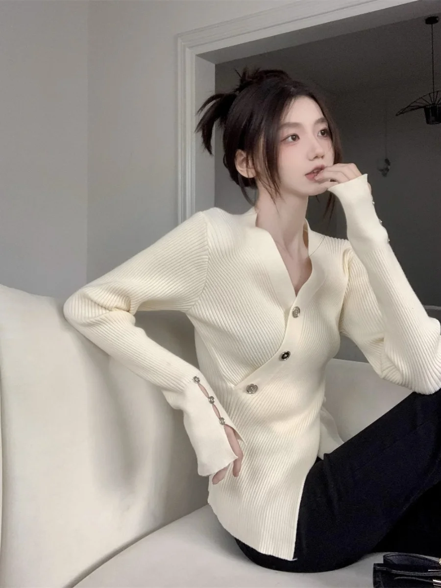 Women's V-Neck Knitted Sweater Slim Fit Inner Wear Base Layer Top Winter Fashion Design High-End Pure Desire Style Commute Wind
Women's V-Neck Knitted Sweater Slim Fit Inner Wear Base Layer Top Winter Fashion Design High-End Pure Desire Style Commute Wind