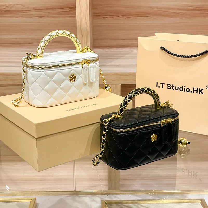 Women's Handbag Collection: Leather Tote Bag and Messenger Bag - Classic Elegant for Ladies, Luxury Brand
Women's Handbag Collection: Leather Tote Bag and Messenger Bag - Classic Elegant for Ladies, Luxury Brand