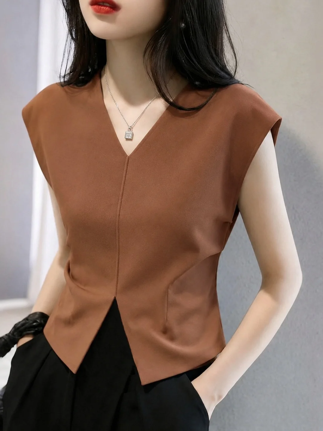 Summer 2026 Unique Ice Silk Knitted Short Sleeve V-Neck T-Shirt Women's Fashionable Versatile Color Retro Style Top
Summer 2026 Unique Ice Silk Knitted Short Sleeve V-Neck T-Shirt Women's Fashionable Versatile Color Retro Style Top