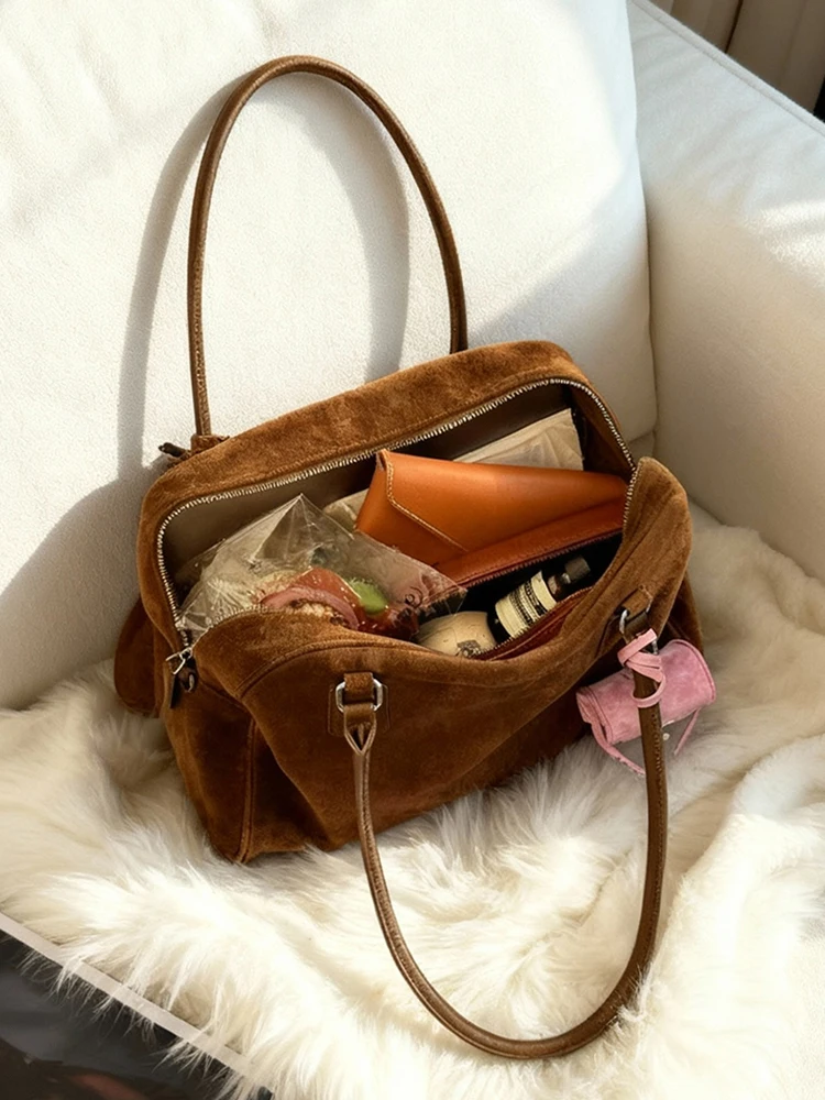Brown Suede Large Capaci Tote Bag Women's 2025 New High-End Sensation Single oulder Slant Cross Bowling Boston Bag
Brown Suede Large Capaci Tote Bag Women's 2025 New High-End Sensation Single oulder Slant Cross Bowling Boston Bag