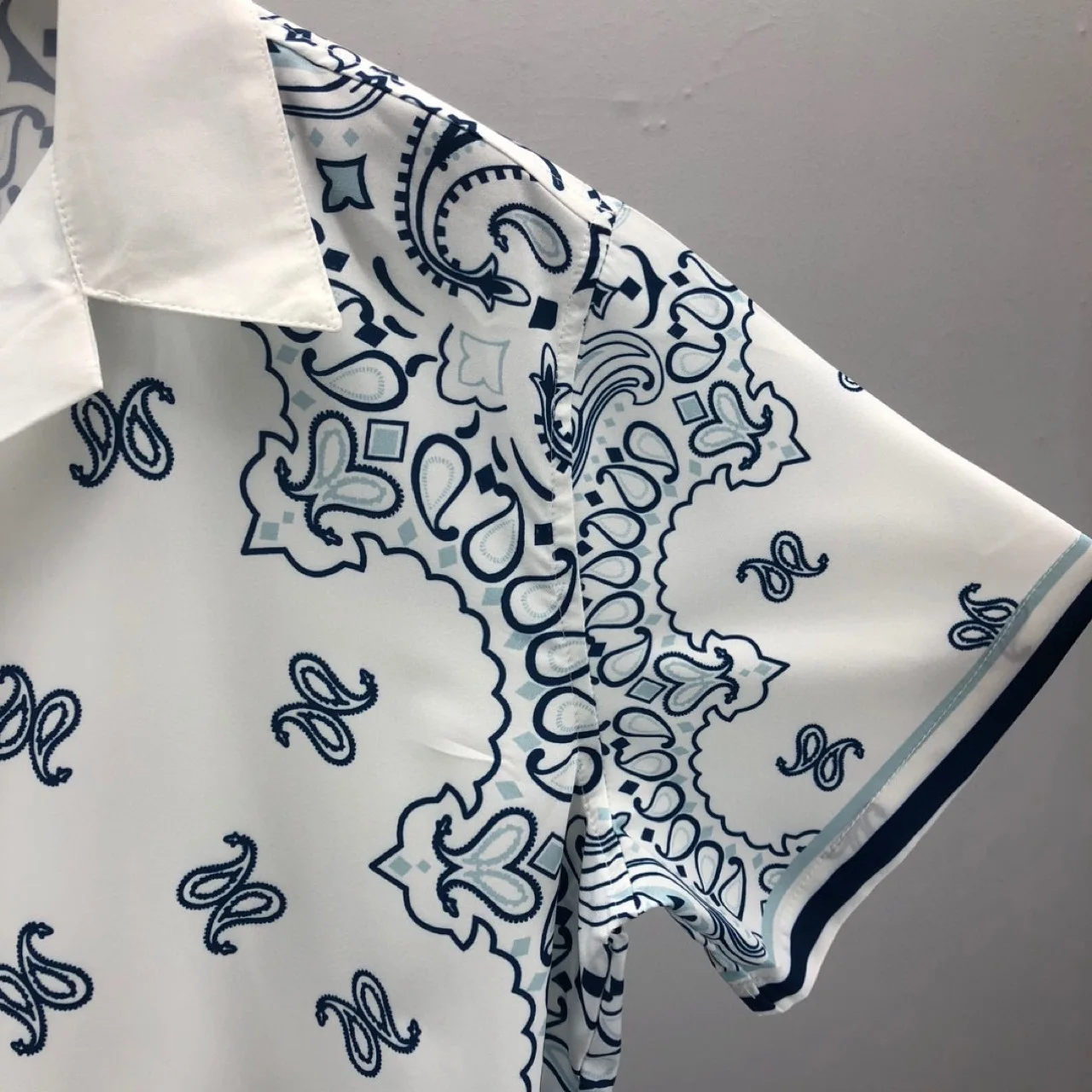 Faionable Men's And Women's ort-Sved Lapel irt Suit Thiened Fce Autumn Beachwear Floral Patterned Loose Fit
Faionable Men's And Women's ort-Sved Lapel irt Suit Thiened Fce Autumn Beachwear Floral Patterned Loose Fit