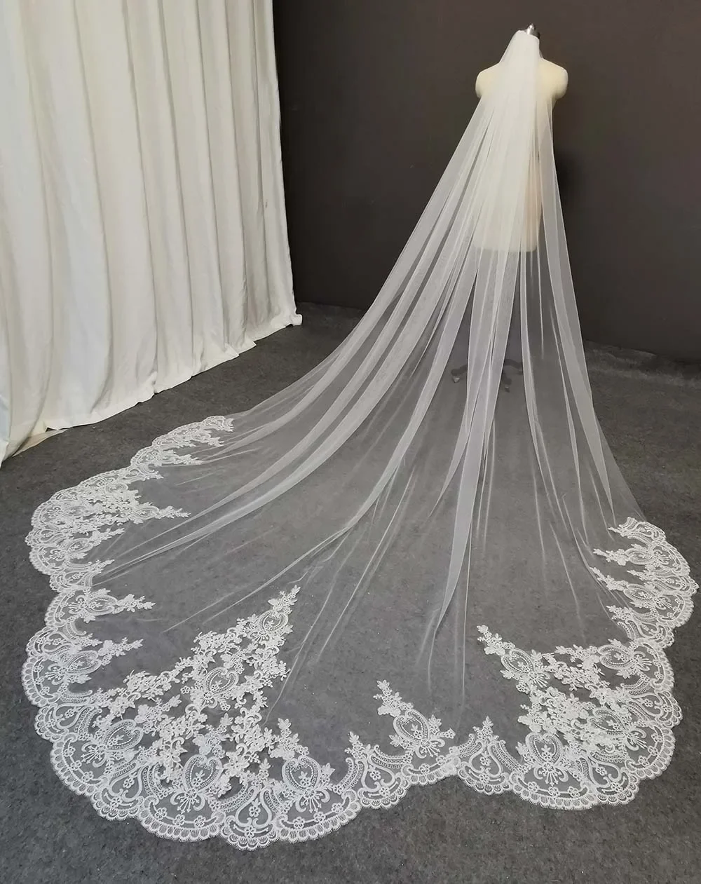 Real Photos Scallop Lace Wedding Veil 3.5 Meters Royal Bridal Veil With Comb White Ivory Veil for Bride Wedding Headpiece
Real Photos Scallop Lace Wedding Veil 3.5 Meters Royal Bridal Veil With Comb White Ivory Veil for Bride Wedding Headpiece