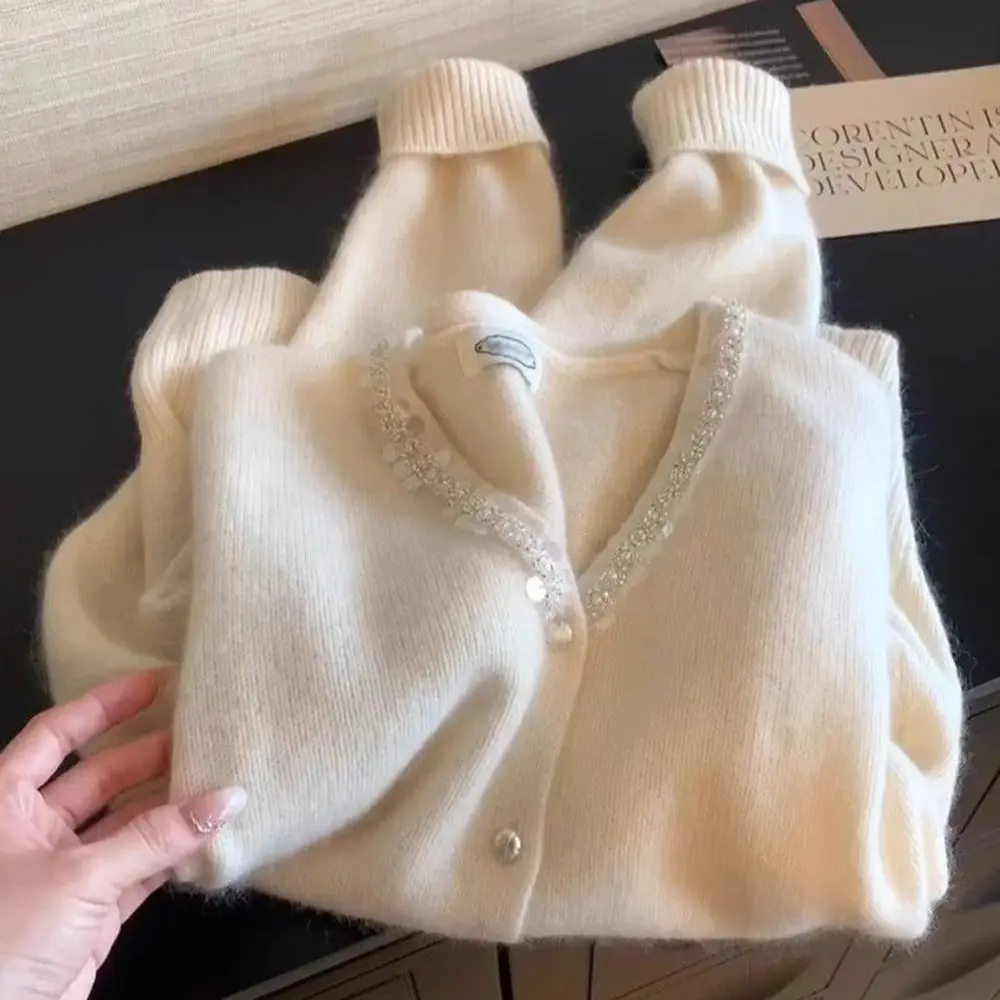 French Style Beading Sweater Women's New White Single Breasted Round Neck Jacket Spring Autumn Long Sleeve Soft Knit Cardigan
French Style Beading Sweater Women's New White Single Breasted Round Neck Jacket Spring Autumn Long Sleeve Soft Knit Cardigan